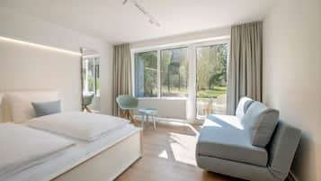 Suite, terrasse, bakgårdsutsikt | Blendingsgardiner, strykejern/-brett og wi-fi (inkludert)