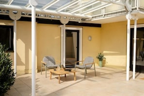 Suite, patio, vue sur la cour intérieure | Terrasse/patio