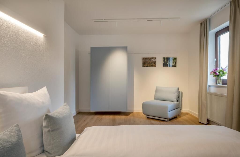 Suite, patio, uitzicht op binnenplaats | Verduisterende gordijnen, een strijkplank/strijkijzer, gratis wifi
