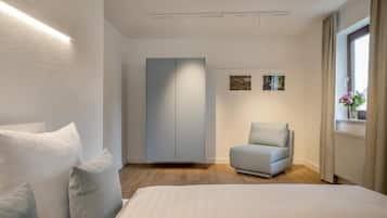 Suite, patio, uitzicht op binnenplaats | Verduisterende gordijnen, een strijkplank/strijkijzer, gratis wifi