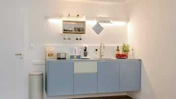 Habitación básica doble | Cocina privada | Placa de cocina, utensilios de cocina y especias