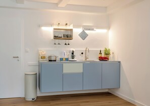 Habitación básica doble | Cocina privada | Placa de cocina, utensilios de cocina y especias