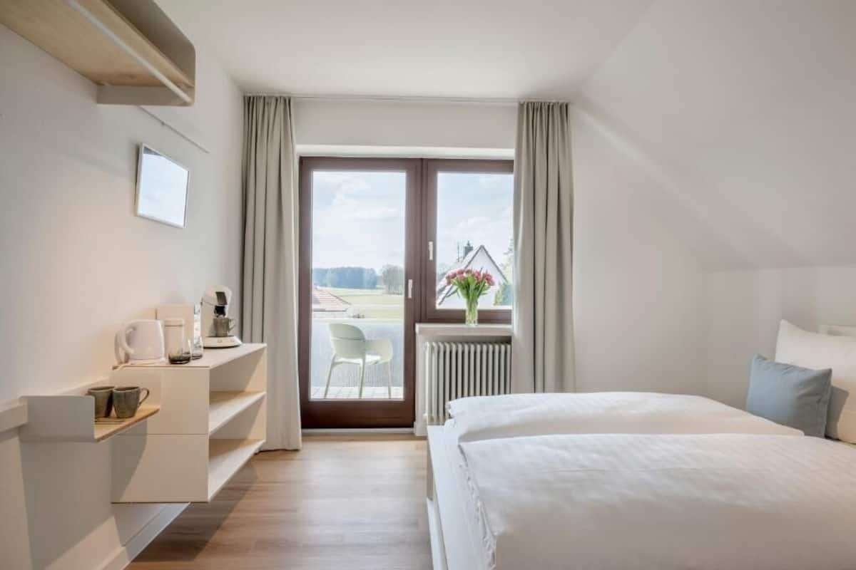 Phòng đôi, ban công, quang cảnh sân vườn | Màn/rèm cản sáng, bàn ủi/dụng cụ ủi quần áo