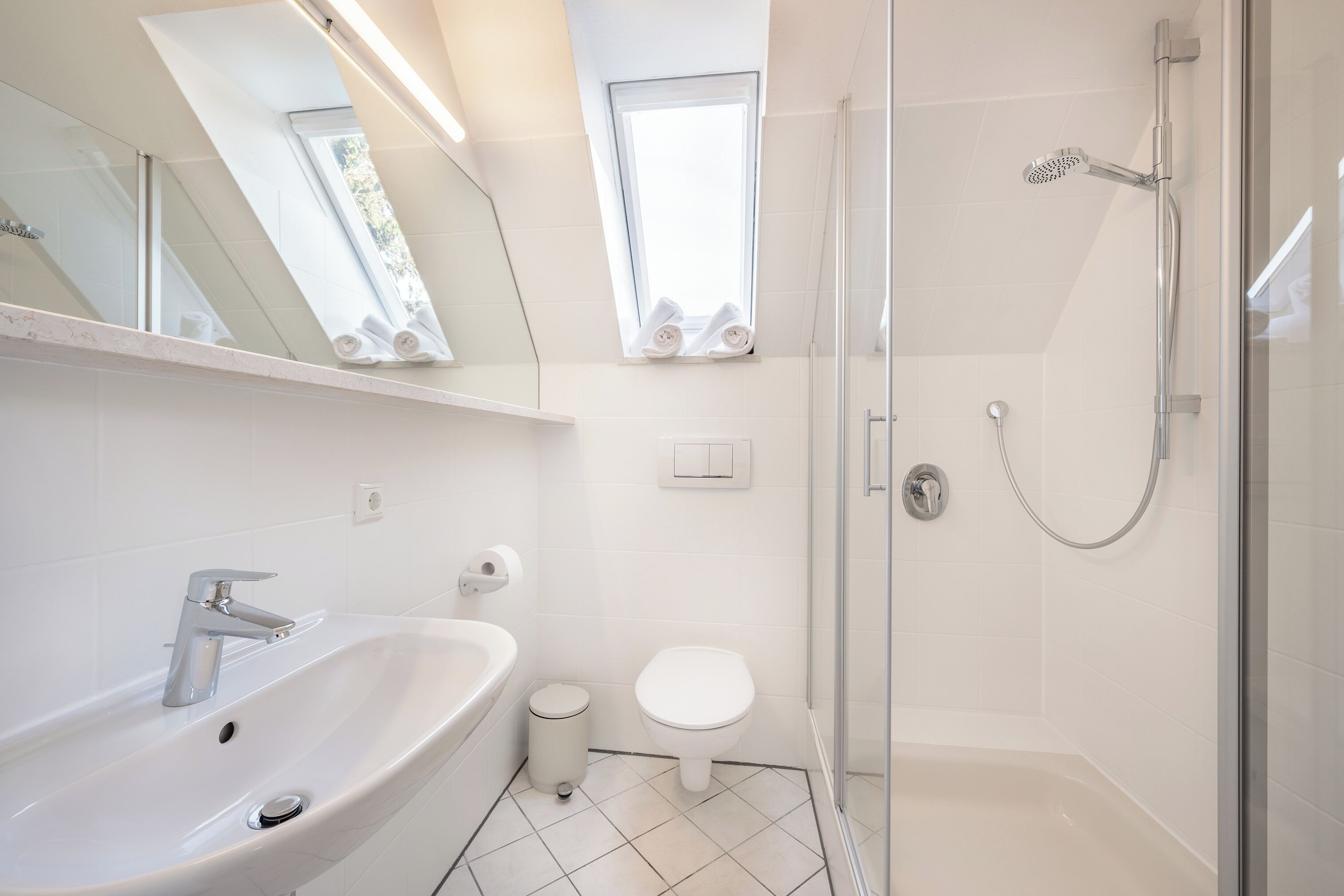 Habitación básica doble | Baño | Secadora de cabello, toallas, papel de baño 
