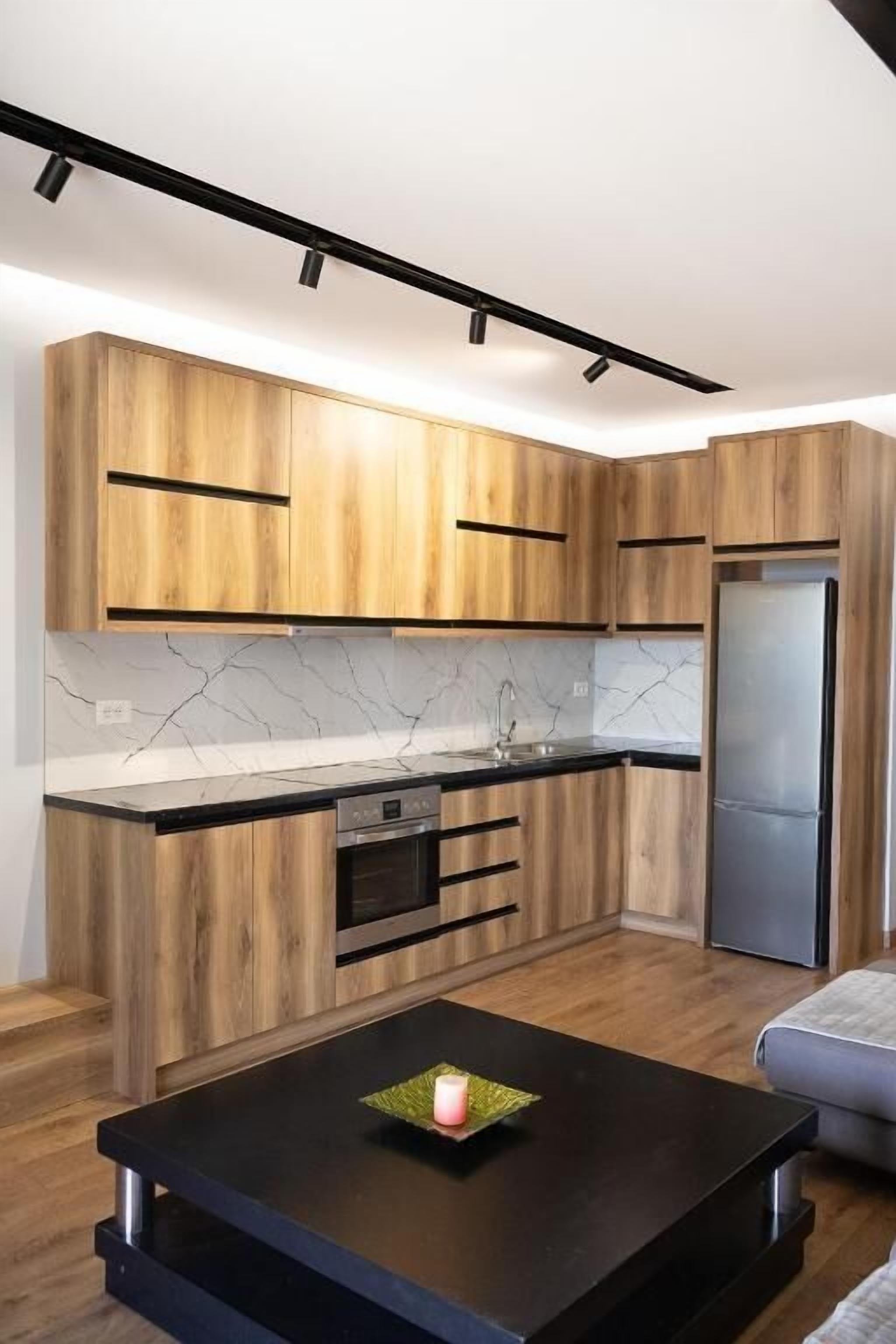 Apartamento luxo, 2 quartos, sacada, vista para o jardim | Cozinha privada | Geladeira, fogão, cooktop, talheres/pratos/utensílios de cozinha