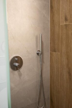 Apartemen Deluks, 2 kamar tidur, balkon, pemandangan kebun | Kamar mandi | Shower, pengering rambut, sandal, dan handuk
