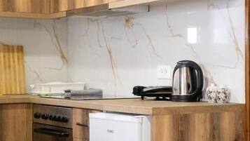 Fridge, oven, stovetop, cookware/dishes/utensils