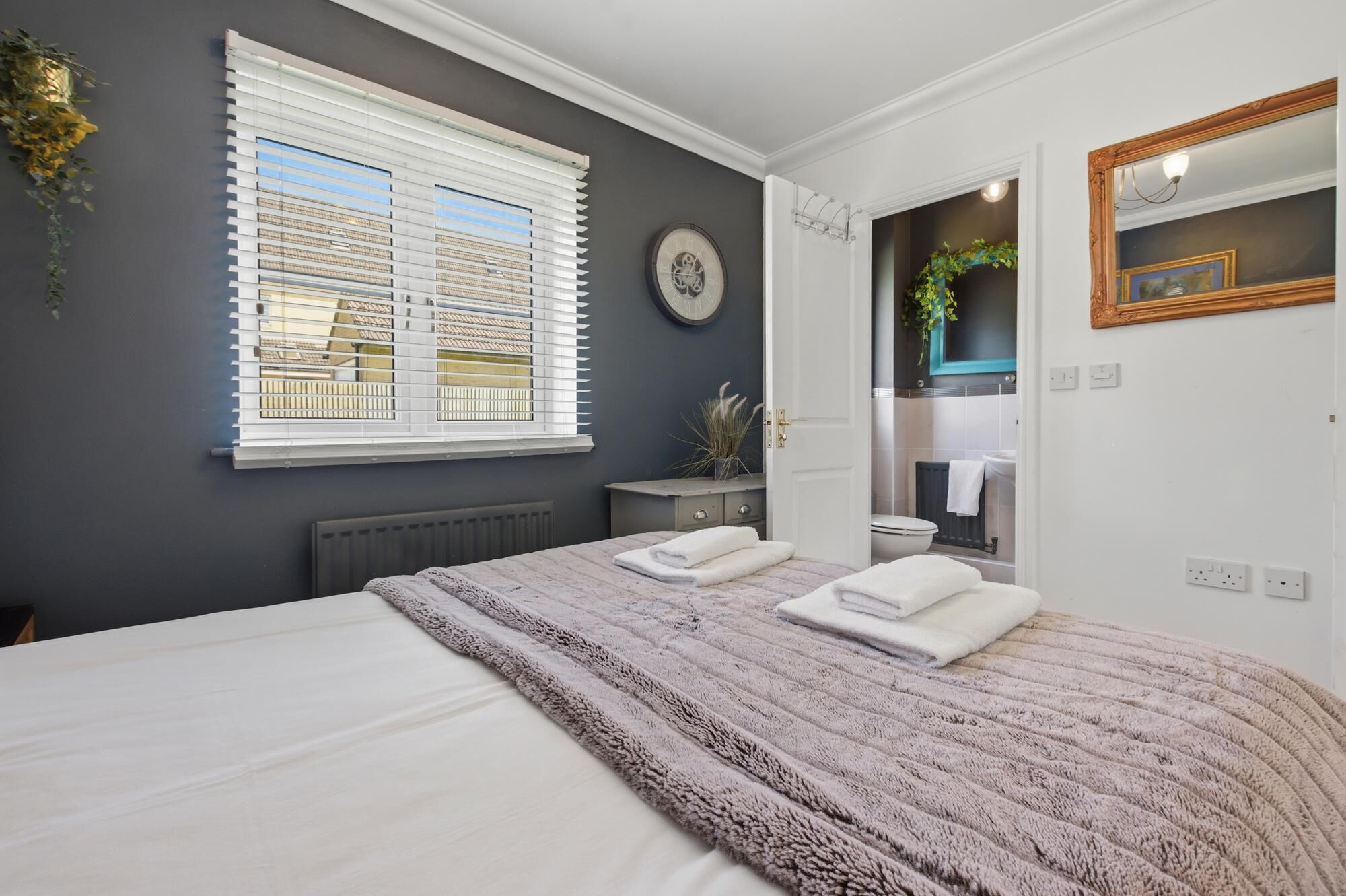 Iron/ironing board, free WiFi, bed sheets