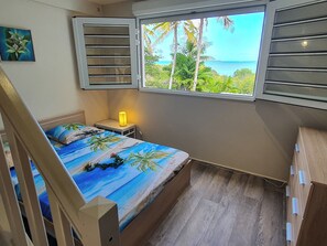 Tabla de planchar con plancha, wifi gratis y ropa de cama