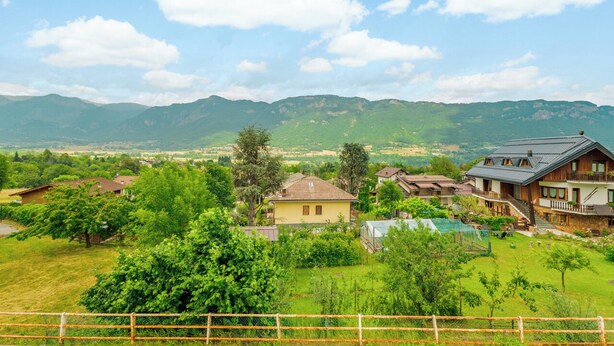 A rural landscape with houses, a wooden fence, and mountains in the background. - All'antico Peso - Two Bedroom Apartment, Sleeps 5 (Festiona)