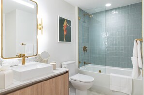 Haartrockner, Handtücher, Seife, Shampoo