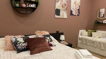 Superior-Vierbettzimmer, Balkon, Stadtblick | Zimmersafe, Verdunkelungsvorhänge, schallisolierte Zimmer