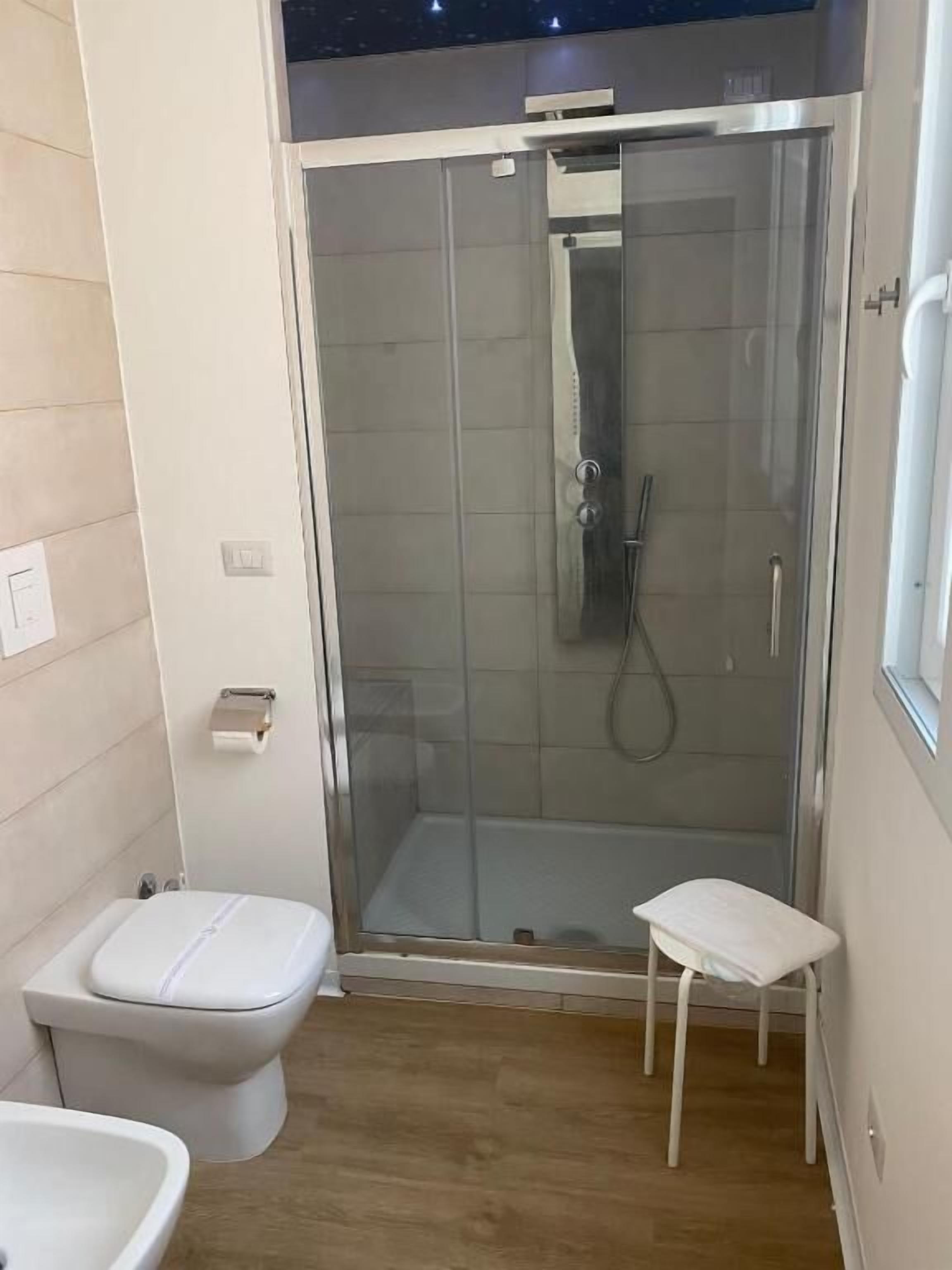 Superior-Vierbettzimmer, Balkon, Stadtblick | Badezimmer