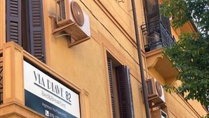 Un edificio con un letrero que dice 'VIA DIAVE 82 Bed & Breakfast', señalando una opción de alojamiento.