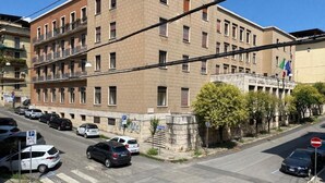 Un edificio de varios pisos con un estacionamiento al frente.
