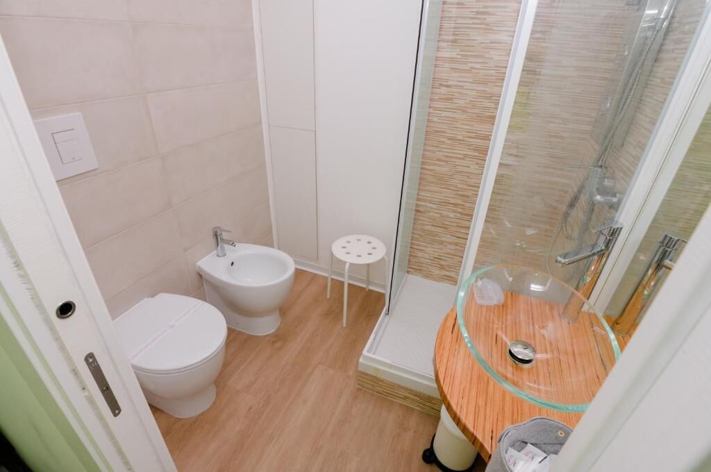 Un bany amb vàter, bidet i dutxa amb envà.