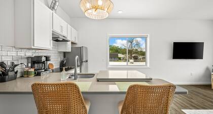 1 BR King ADA Suite- Freshwater Inn - Bridgman, MI - Unit 6