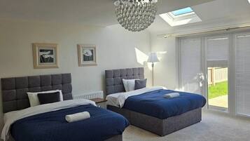 Iron/ironing board, Internet, bed sheets