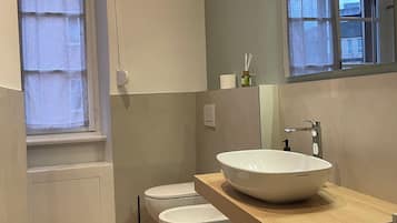 Doccia, asciugacapelli, bidet, asciugamani