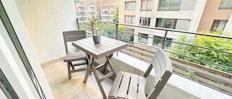 Departamento estándar, 1 cama King size y sofá cama, balcón | Restaurante al aire libre