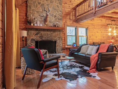 Private Log Cabin with Hot Tub, Fire Pit & Porch