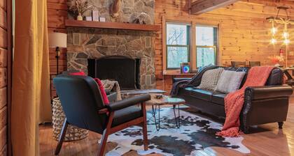 Private Log Cabin with Hot Tub, Fire Pit & Porch