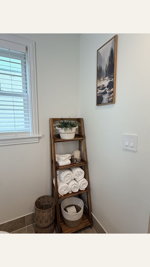 Interior - Cozy 1BR/1BA Resort Condo · Sleeps 4 · Pigeon Forge · Resort Spa On Site · 23+ (Pigeon Forge)