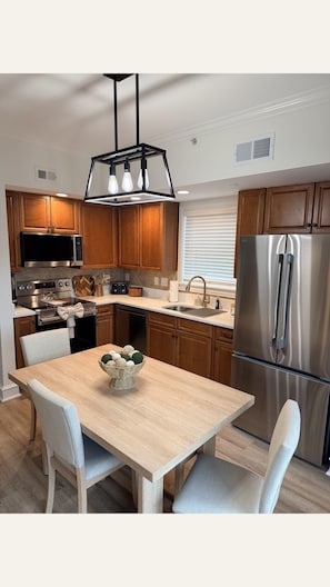 Private kitchen - Cozy 1BR/1BA Resort Condo · Sleeps 4 · Pigeon Forge · Resort Spa On Site · 23+ (Pigeon Forge)