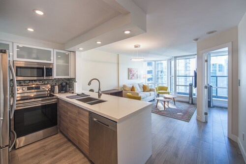 ⚽ FIFA World Cup 2026 | Furnished Coal Harbour Condo | Parking Included