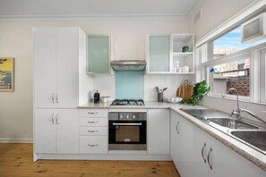 Frigorífico, microondas, horno y placa de cocina