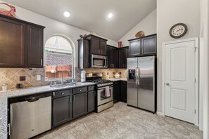 Private kitchen - Cozy & Convenient 3BR Home, 1 story, 4 Beds, BBQ grill and sunset terrace (Tomball)