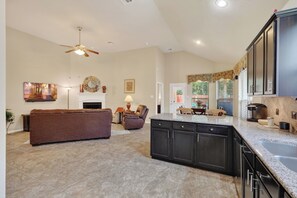 Interior - Cozy & Convenient 3BR Home, 1 story, 4 Beds, BBQ grill and sunset terrace (Tomball)
