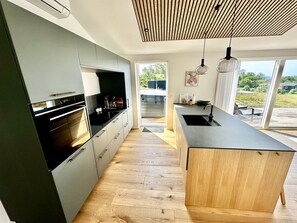 Kühlschrank, Geschirrspüler, Kochgeschirr/Geschirr/Besteck