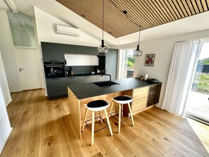 Kühlschrank, Geschirrspüler, Kochgeschirr/Geschirr/Besteck