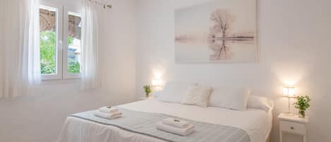 Tabla de planchar con plancha, wifi, ropa de cama