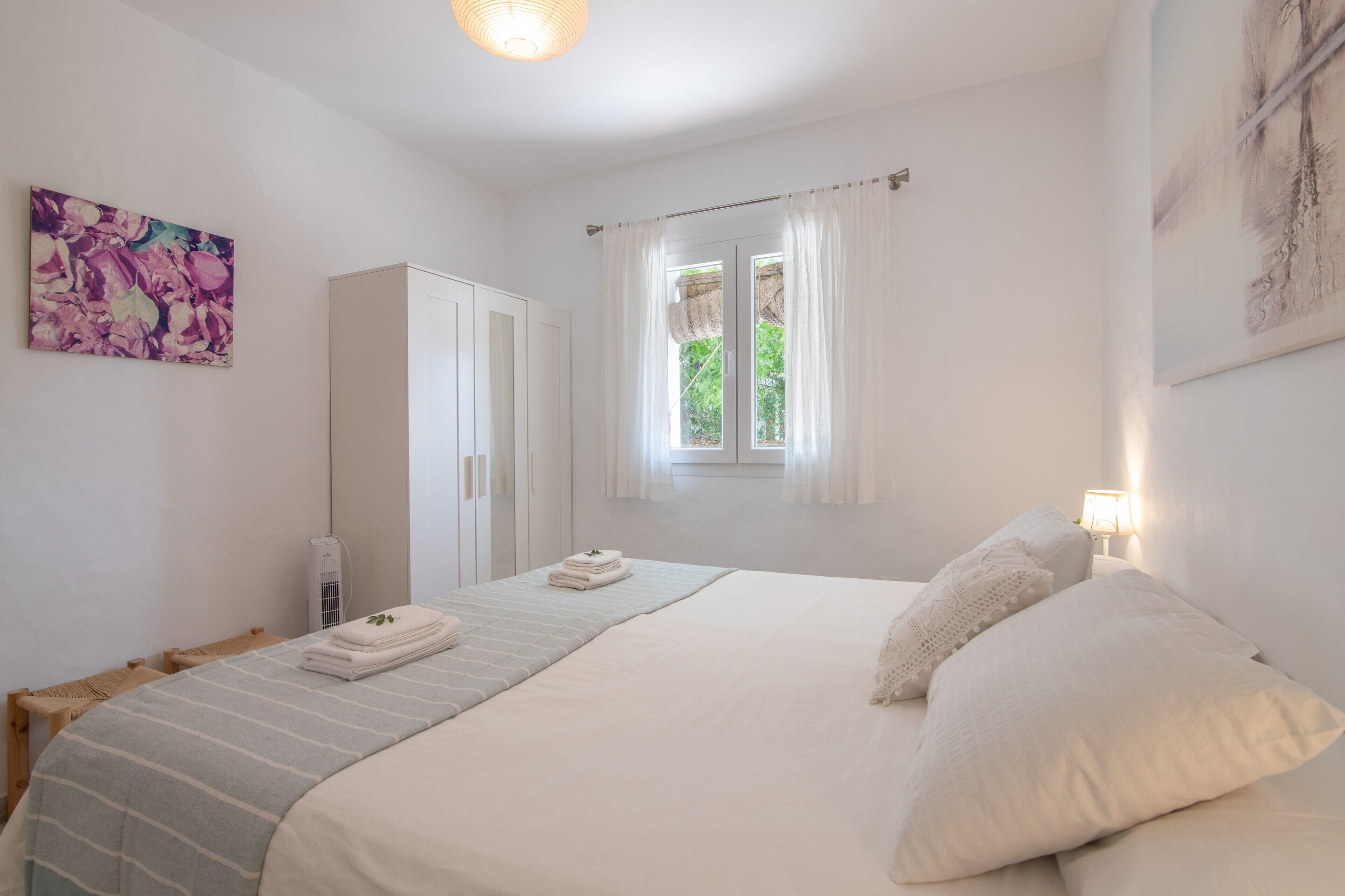 Tabla de planchar con plancha, wifi, ropa de cama