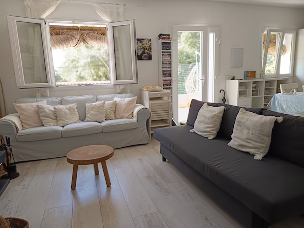 Living area - La Soberana: The House That Cares for You (Arroyo)