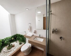Superior-Doppelzimmer | Badezimmer | Dusche, kostenlose Toilettenartikel, Handtücher, Seife