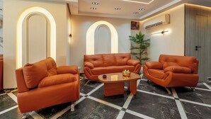 Una sala de estar moderna con un juego de sofá, una mesa de centro y una planta en maceta.