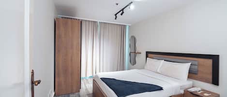 Executive Suite | Premium bedding, minibar, laptop workspace, WiFi (free)