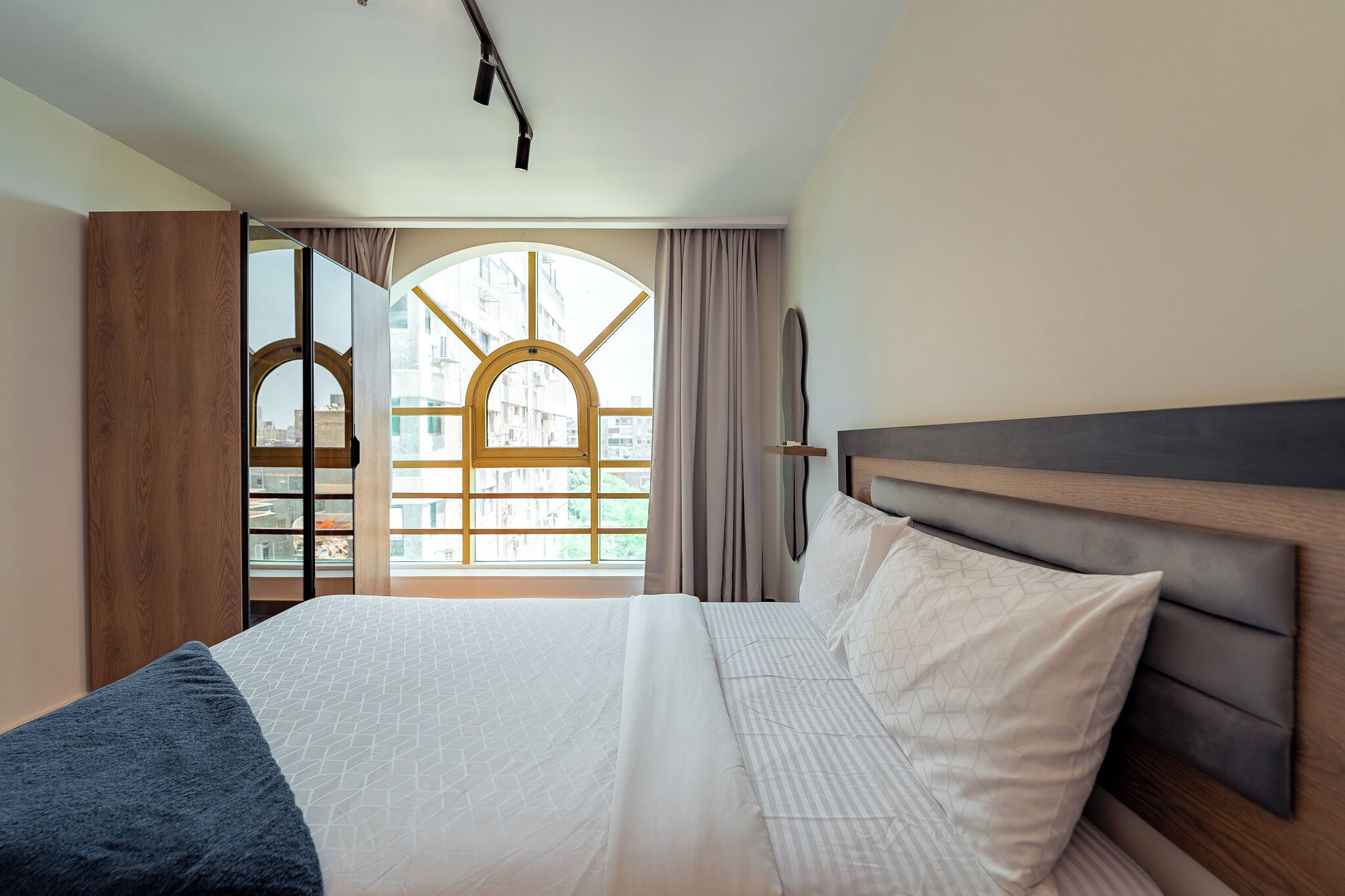 Suite ejecutiva | Ropa de cama de alta calidad y minibar