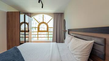 Suite ejecutiva | Ropa de cama de alta calidad y minibar