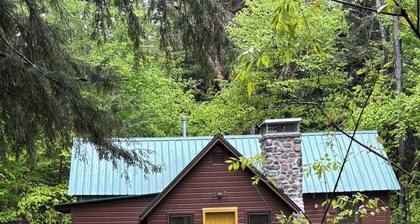 Quaint 2-bedroom cabin in Lake Pleasant perfect for relaxing lakefront getaways