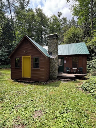 Quaint 2-bedroom cabin on Oxbow Lake perfect for relaxing lakefront getaways