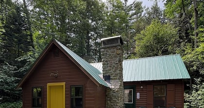Quaint 2-bedroom cabin on Oxbow Lake perfect for relaxing lakefront getaways