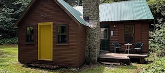 Quaint 2-bedroom cabin on Oxbow Lake perfect for relaxing lakefront getaways