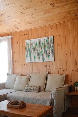 Interior - 3 bedroom Cabin with a 1 min walk to the beach! (Victoria Beach)