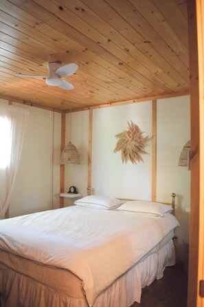 Room - 3 bedroom Cabin with a 1 min walk to the beach! (Victoria Beach)
