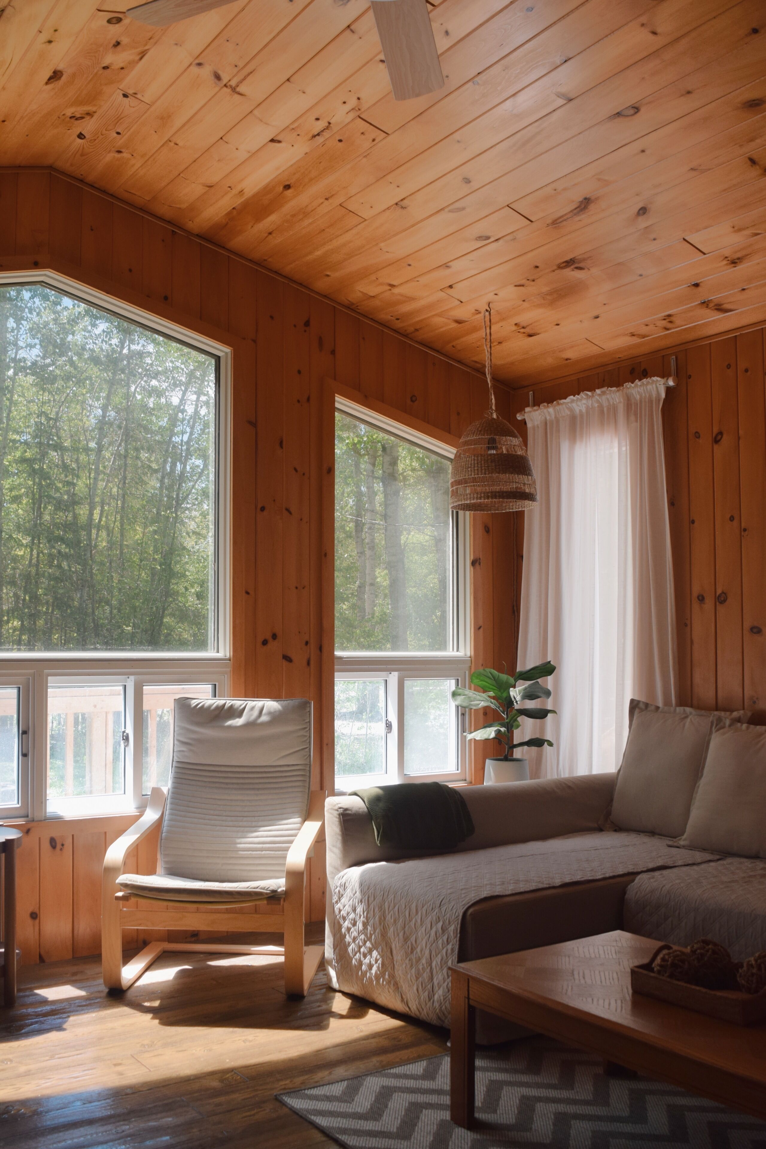 Living area. 3 bedroom Cabin with a 1 min walk to the beach!