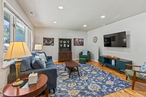 Living area - The Willow House-Remodeled Near The Black Canyon (Montrose)